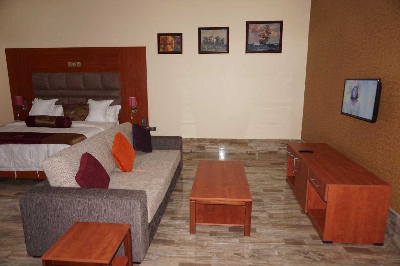 Aenon Suites Oshogbo ภายนอก รูปภาพ